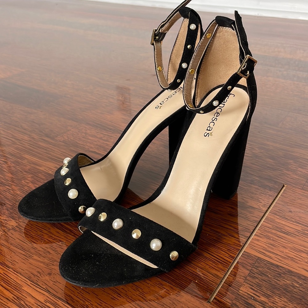Francesca’s Pearl Detail Heels NWOT